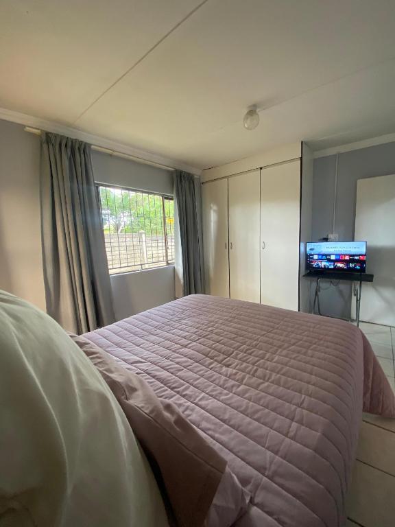 Ένα ή περισσότερα κρεβάτια σε δωμάτιο στο JayBee Guest House