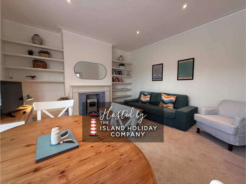 Bembridge Landing - 2 Bedroom Apartment with Parking in Bembridge Village, near Harbour and Beach - Housity