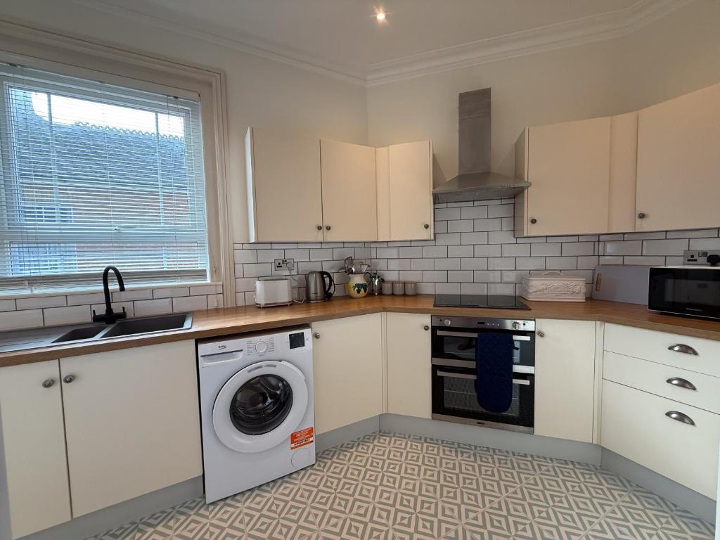 Bembridge Landing - 2 Bedroom Apartment with Parking in Bembridge Village, near Harbour and Beach - Apartamento De Dos Dormitorios