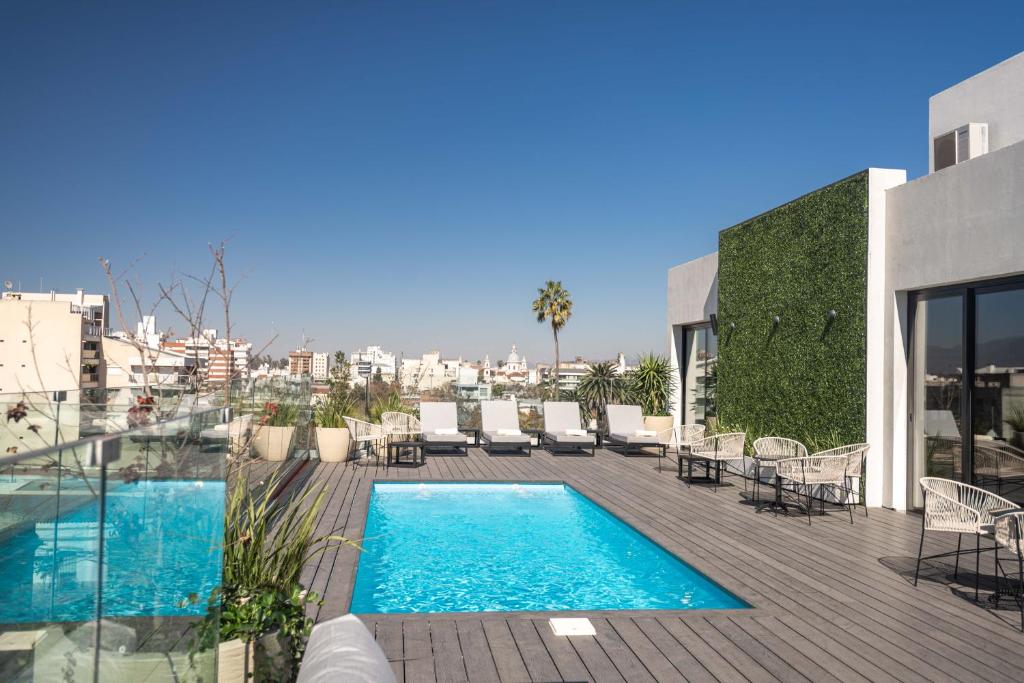 un patio avec une piscine au sommet d'un immeuble dans l'établissement Dazzler by Wyndham Salta, à Salta