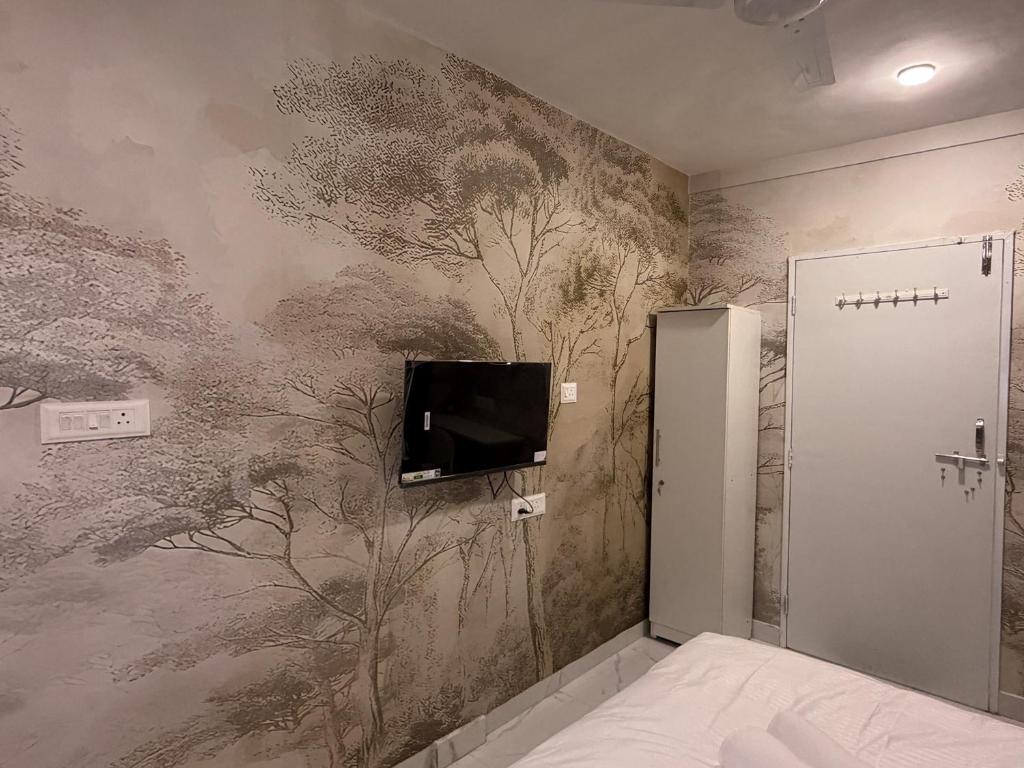 Μια τηλεόραση ή/και κέντρο ψυχαγωγίας στο Private Studio Apartments by Abhibha Stays in Central Koregaon Park