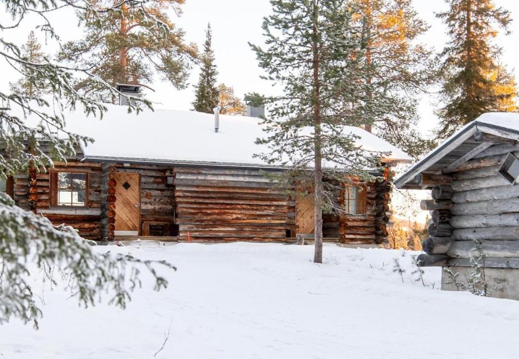 ein Blockhaus im Schnee in der Unterkunft Pikkukelo - erinomainen sijainti - siivous ja wifi sisältyy hintaan in Ruka