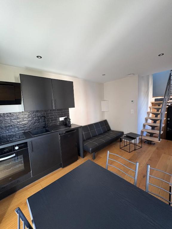 Nhà bếp/bếp nhỏ tại Cozy Albertville studio, close to ski resorts