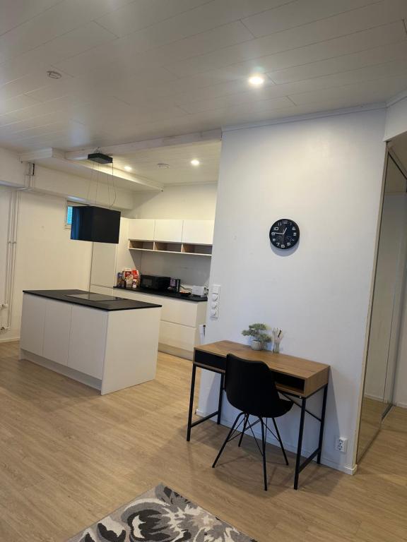 Kuchyň nebo kuchyňský kout v ubytování Hostel400Kokkola Kolmio Mannerheiminaukio