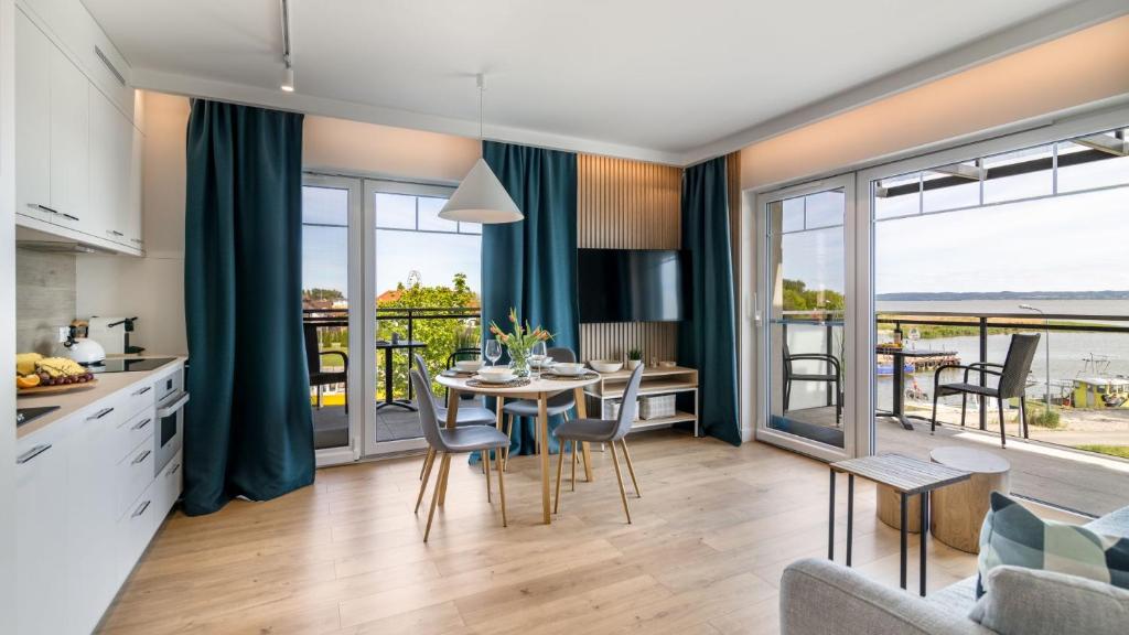 Χώρος καθιστικού στο Port Krynica 16 - apartament premium w centrum Krynicy Morskiej z bezpośrednim widokiem na port i Zalew Wiślany