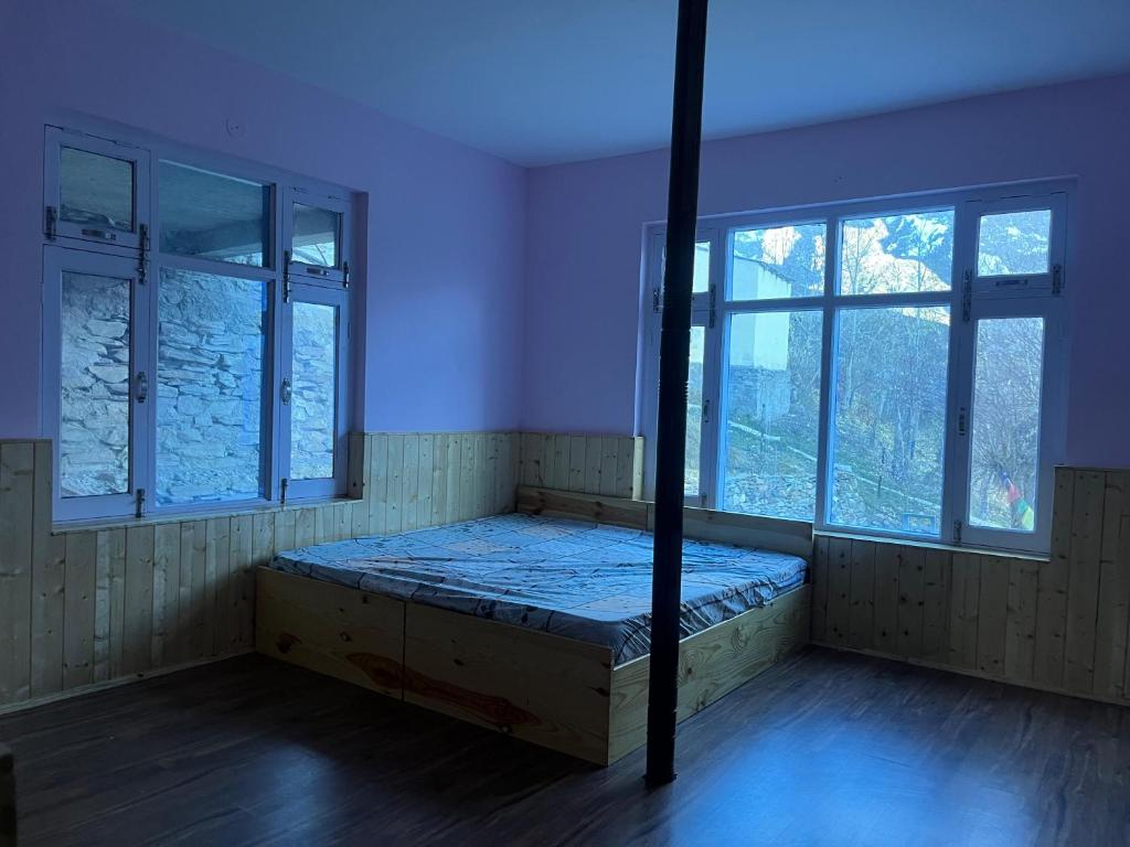 Ένα ή περισσότερα κρεβάτια σε δωμάτιο στο Aatithiya Himalayan Homestay