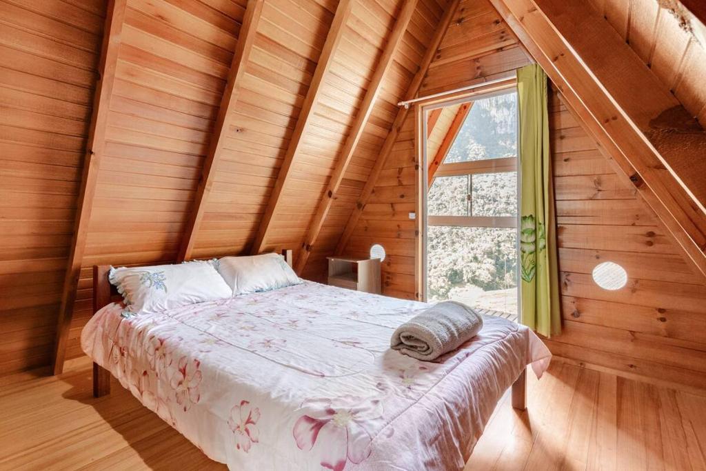 Кровать или кровати в номере Chalé Refúgio Vô Chico