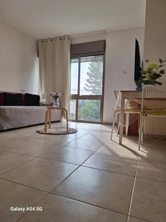 Μια τηλεόραση ή/και κέντρο ψυχαγωγίας στο Charming beach 2 room flat
