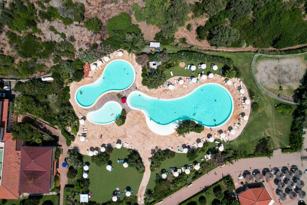 eine Luftaufnahme eines Resorts mit zwei Teichen in der Unterkunft Ortano Mare Resort in Rio Marina