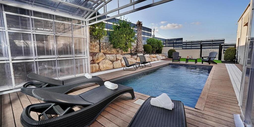 Bazén v ubytování אחוזת נוף מרגליות - וילת 3 חדרי שינה ובריכה פרטית מחוממת ומקורה nebo v jeho okolí