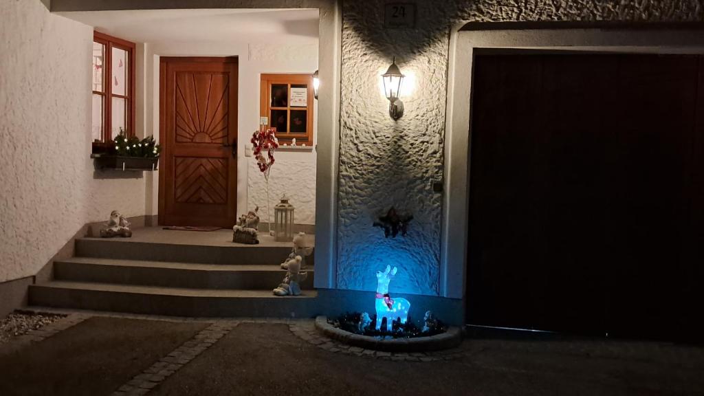 une maison avec une fontaine devant une porte dans l'établissement 60 m² Ferienapartment Zentrumsnahe mit Gartenbenutzung, à Steyr