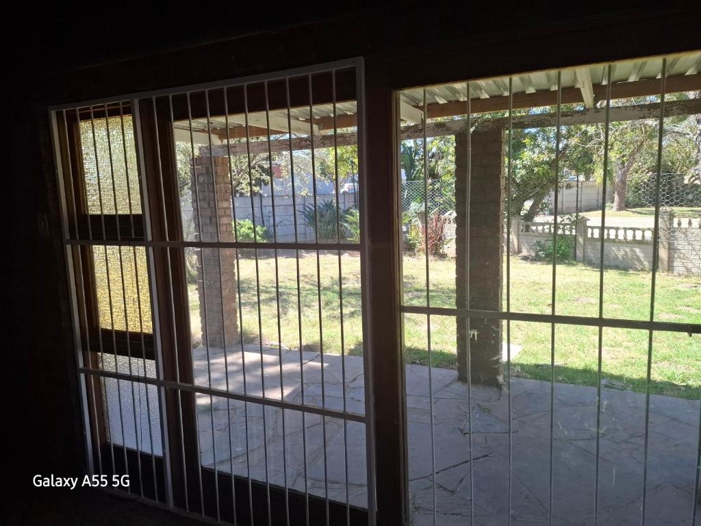 Κήπος έξω από το Family Vacation home