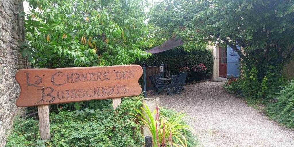 ein Schild für einen Garten für ein Haus in der Unterkunft La Chambre des Buissonnats in Martailly-lès-Brancion