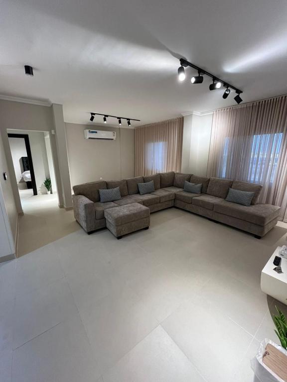 a large living room with a couch and a table at شقة متكاملة بجوار ملعب الجوهرة in Jeddah