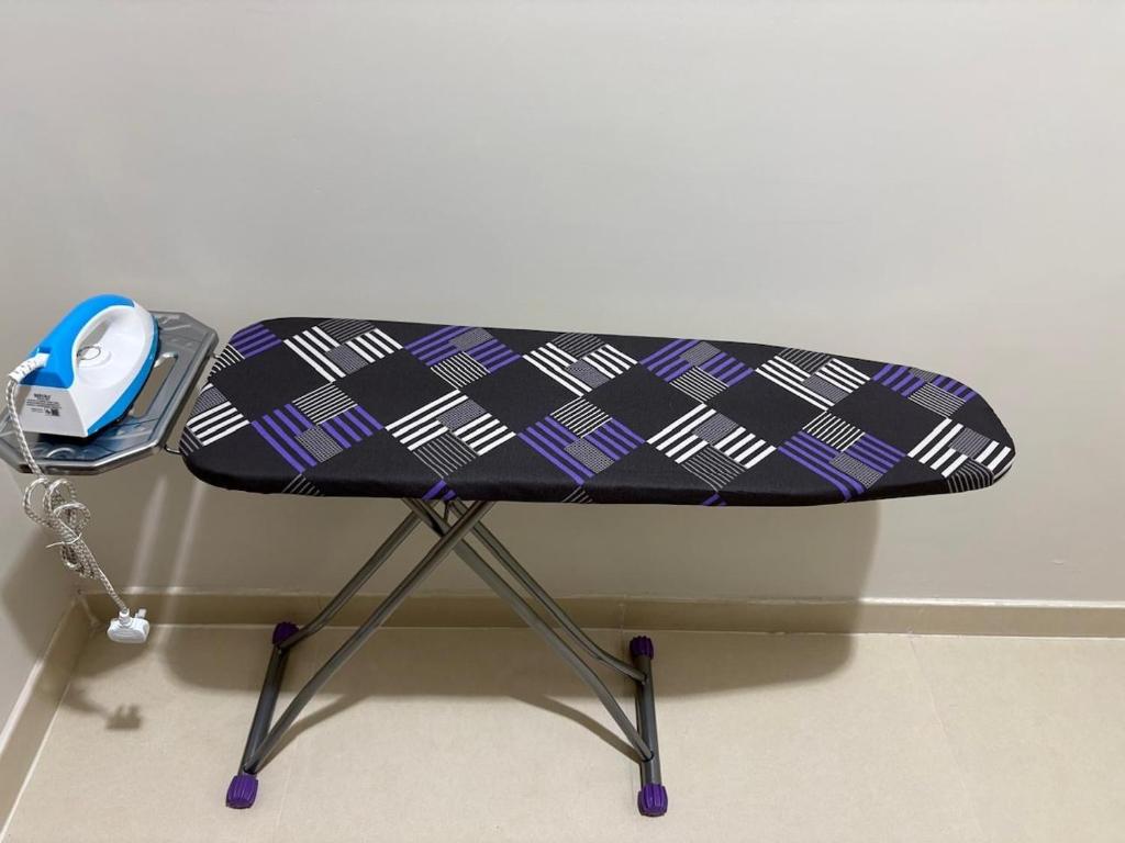 una tabla de surf sobre una mesa en شقة متكاملة بجوار ملعب الجوهرة, en Yeda