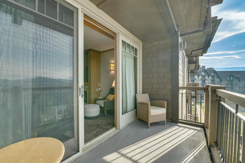 ein Balkon mit Blick auf ein Zimmer in der Unterkunft Mountain Views and Pool Access Cle Elum Condo! in Cle Elum