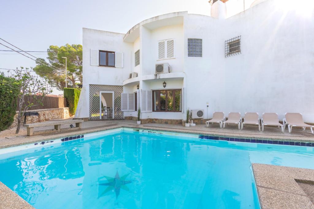 ein Swimmingpool vor einem Haus in der Unterkunft Villa Son Veri d'Alt in El Arenal