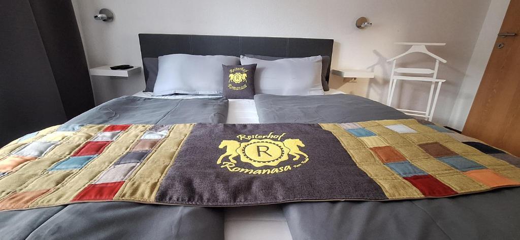 Postel nebo postele na pokoji v ubytování Reiterhof Romanasa Ferienwohnung