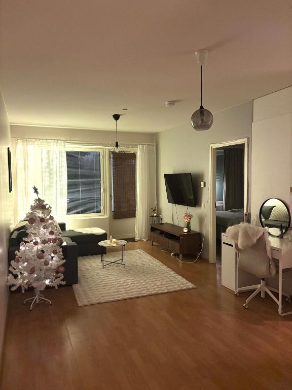 - un salon avec un arbre de Noël dans l'établissement Apartment, à Rovaniemi
