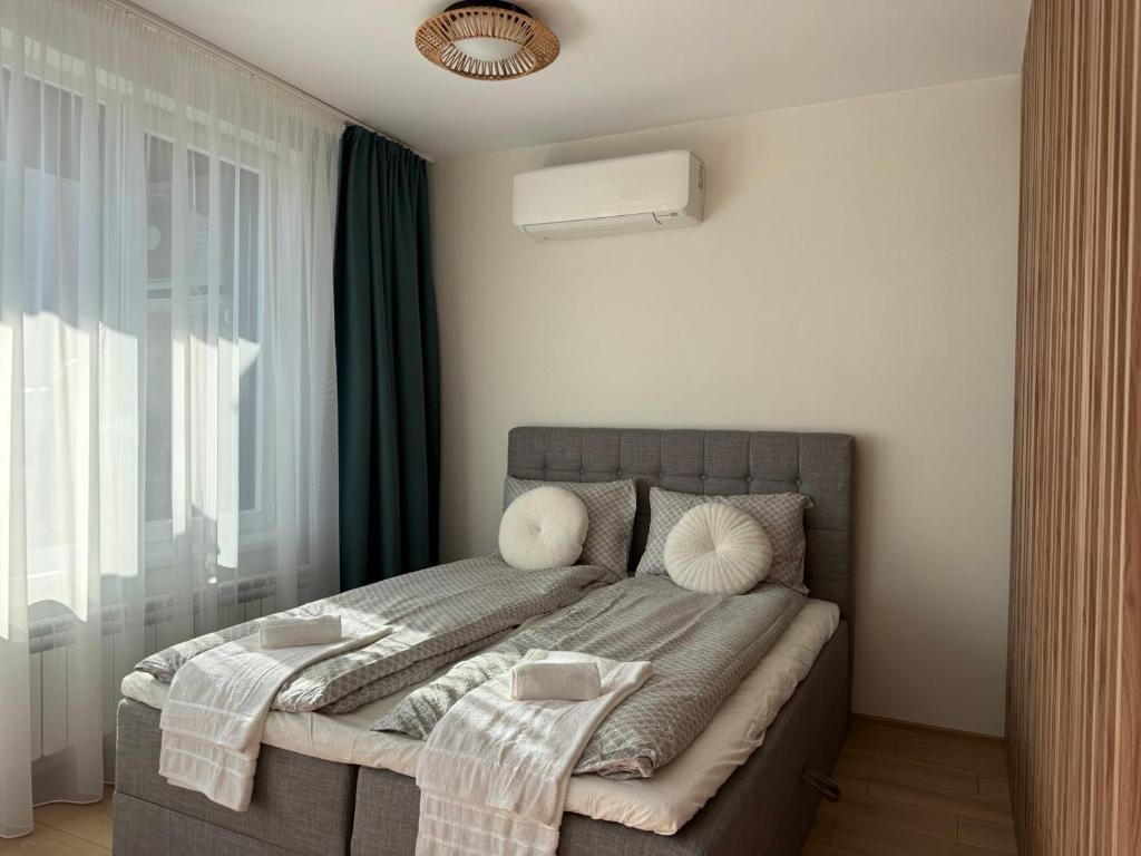 ein Schlafzimmer mit einem großen Bett mit einem großen Fenster in der Unterkunft SkyWay by NightSpace- Modern City Apartment in Sofia