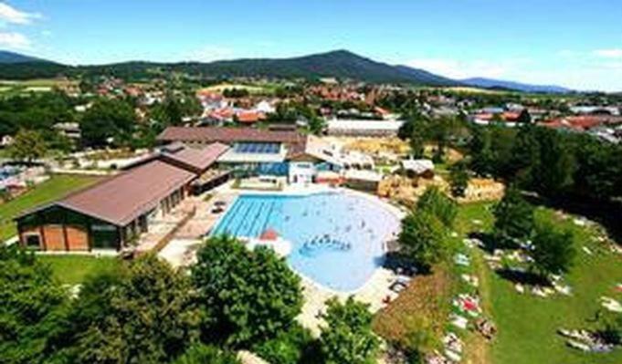 une vue aérienne d'un complexe hôtelier avec piscine dans l'établissement Wohnung In Bad Kötzting, à Bad Kötzting