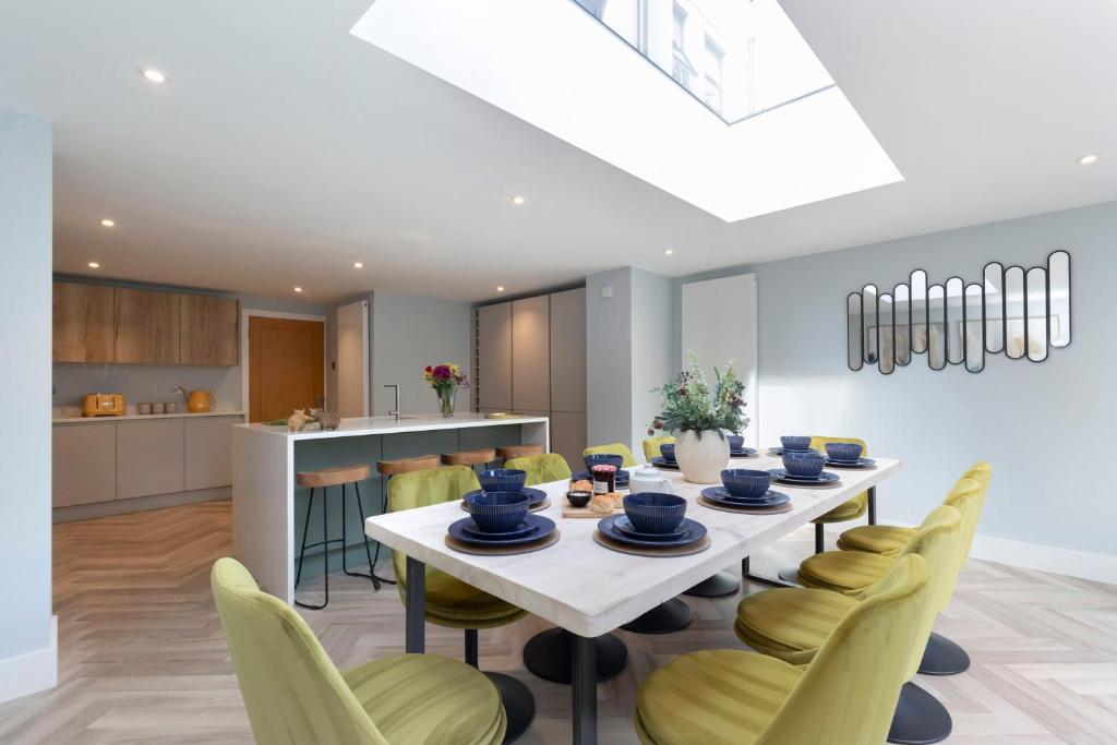 Posezení v ubytování Elliot Oliver - Spacious Five Bed Town House With Garden & Garage