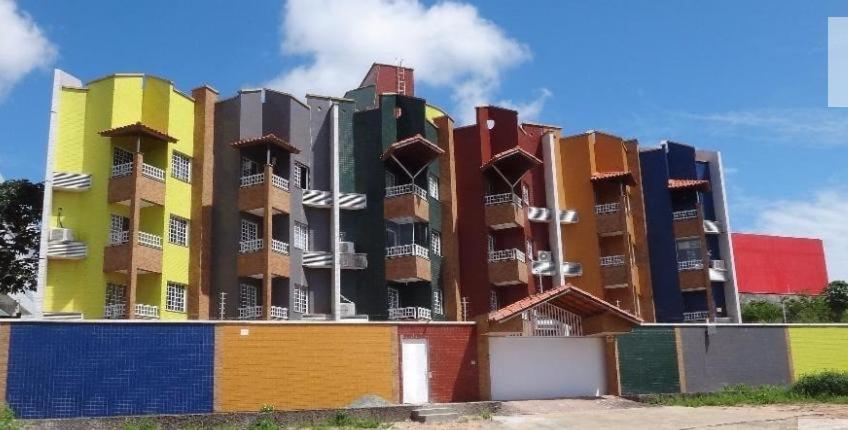 un bâtiment peint de nombreuses couleurs différentes dans l'établissement Apartamento Vista Mar São Luís Litorânea, à São Luís
