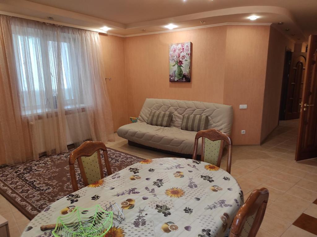 Podillia, Zodchykh 42, poriad Spaineks Iushchenko photo 2