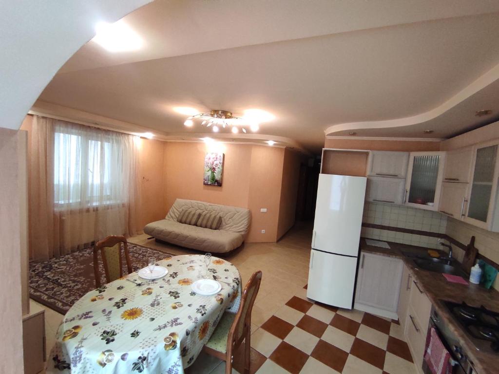 Podillia, Zodchykh 42, poriad Spaineks Iushchenko photo 6
