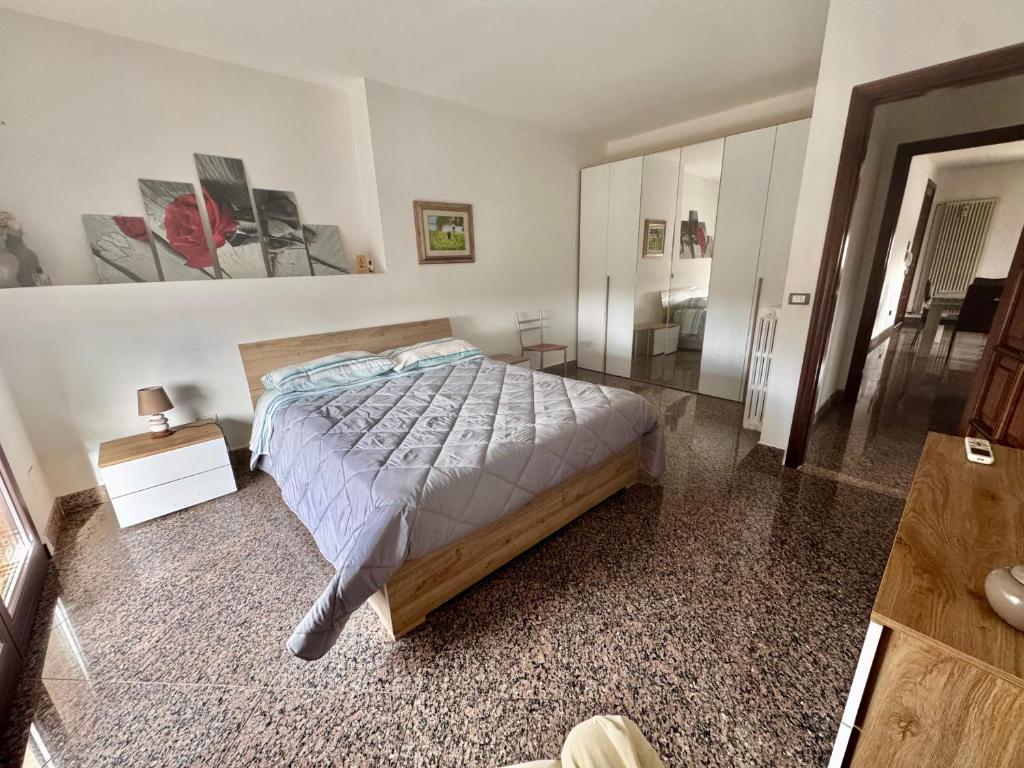 un dormitorio con una cama grande en una habitación en OndaUrbana, en Lecce