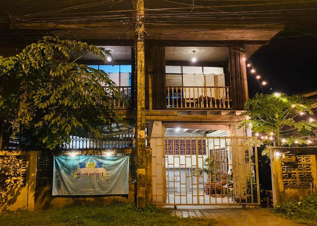HostelBed and Retreat Phitsanulok - ドミトリールームのシングルベッド