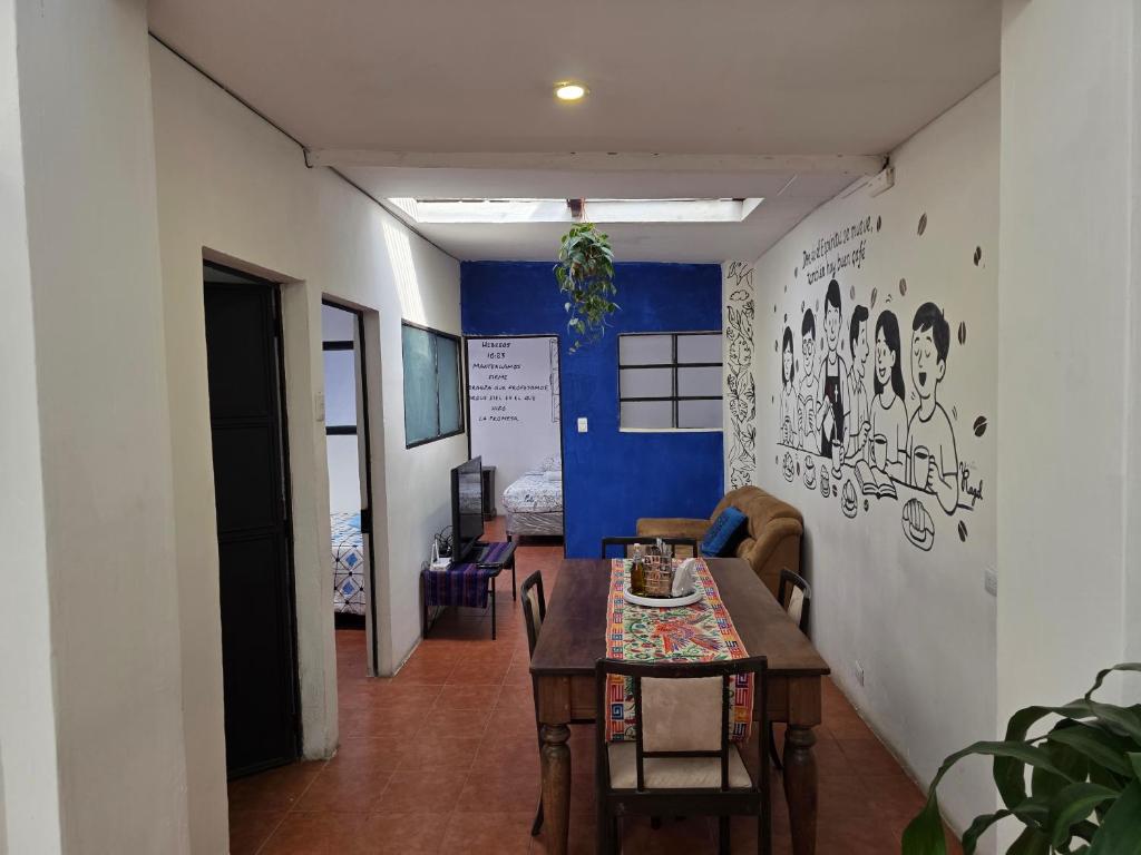 TV a/nebo společenská místnost v ubytování Casita Chipilapa en Antigua Guatemala