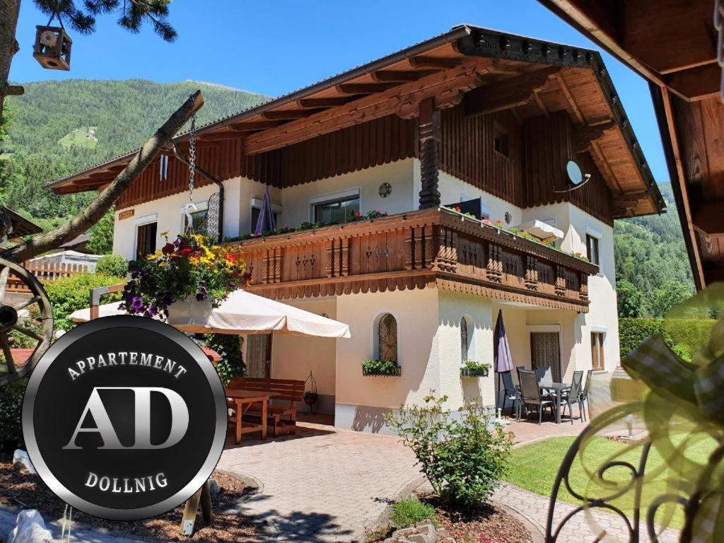 弗拉塔赫Appartement Dollnig的一栋房子前面有一块招牌