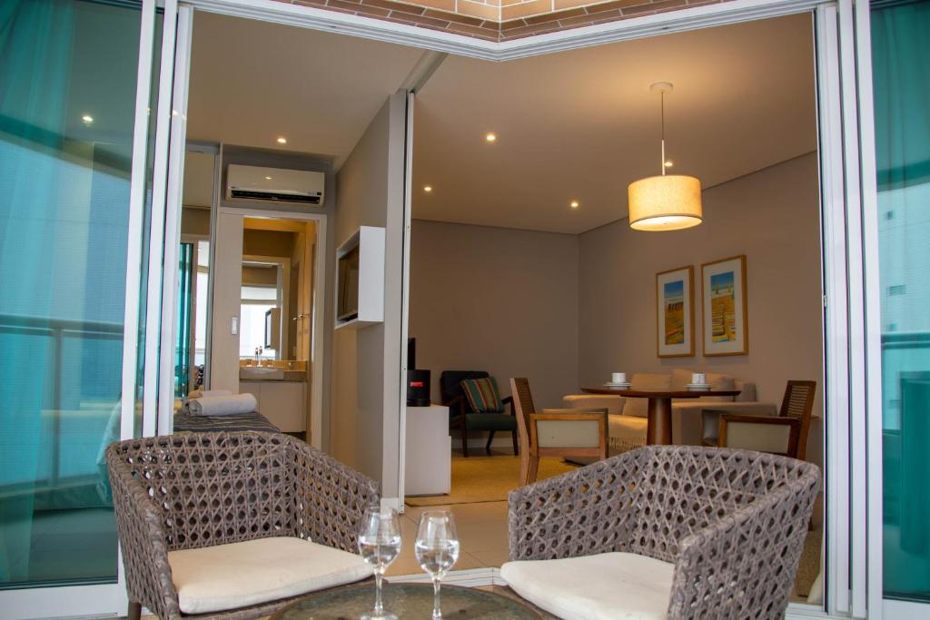 ein Esszimmer mit 2 Stühlen und einem Tisch in der Unterkunft BookSantos Estanconfor 1007 - Perto do mar Gonzaga in Santos