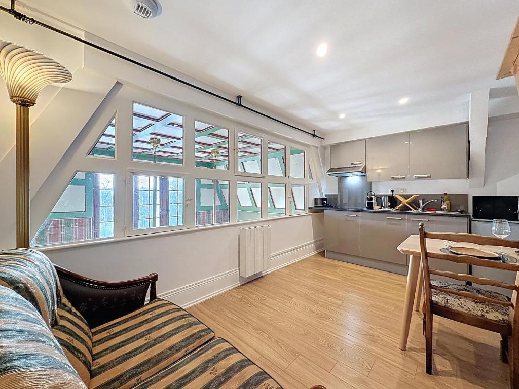 a living room with a couch and a table at Le Toit Sahler-Château Sahler XXᵉ in Exincourt