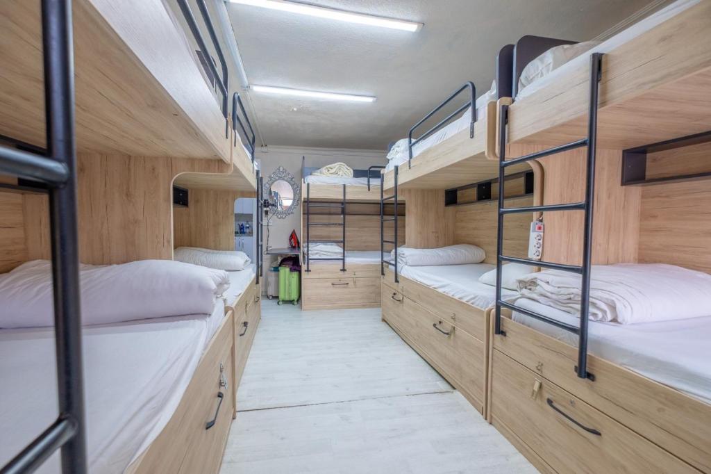 Postel nebo postele na pokoji v ubytování Oldcity Hostel