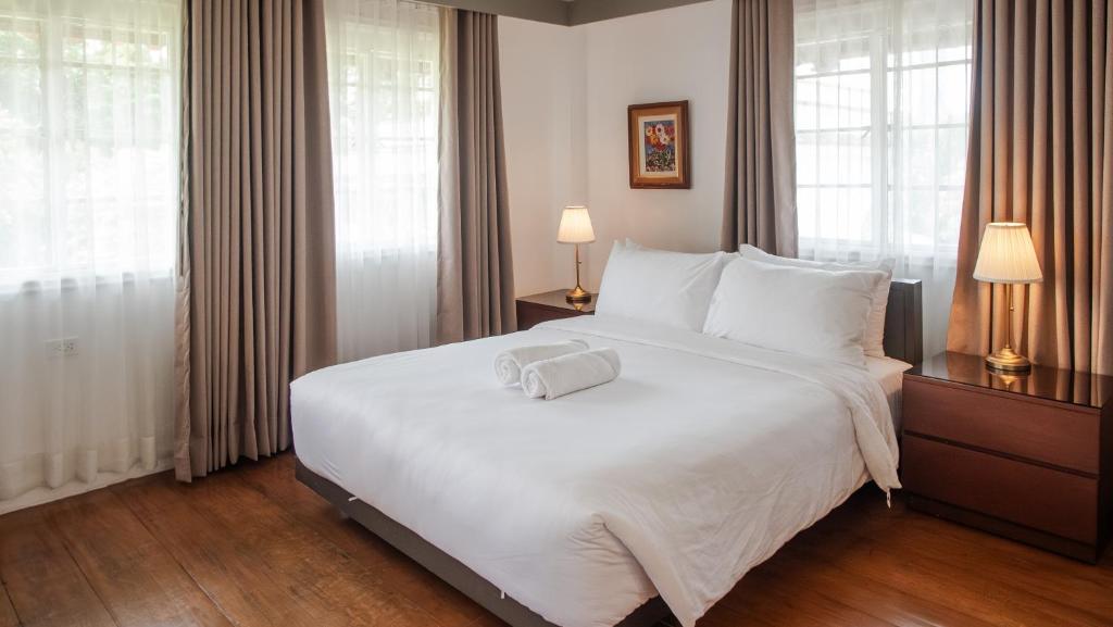 En eller flere senge i et værelse på MiraNamin Nest ROSAL - Garden View Suite in Unique Historic Estate with Indoor Plunge Pool, Self-Service Breakfast, Guest Kitchen