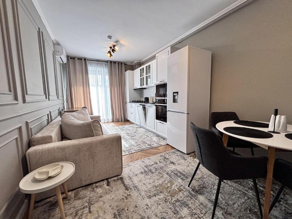 una sala de estar con un sofá y una mesa en Skyresort- Kingsize Bed, close to the Airport, en Someşeni