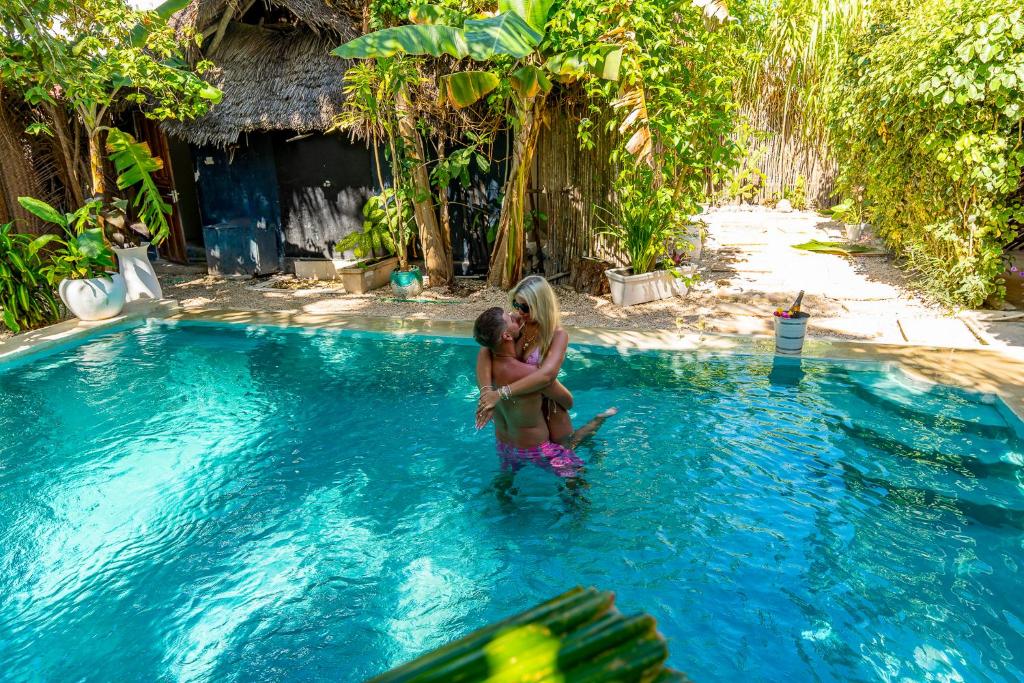 une femme et une fille sont dans une piscine dans l'établissement ZAN Oasis Hotel, à Bwejuu