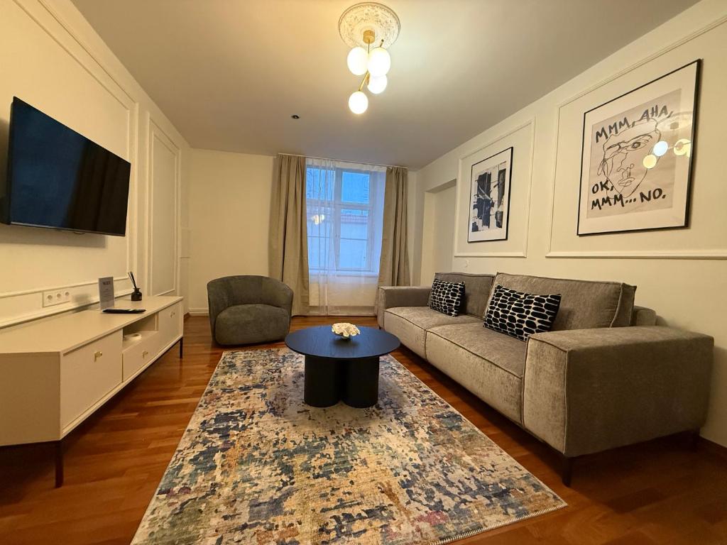 uma sala de estar com um sofá e uma mesa em Old Town - Best Location Apartment em Taline