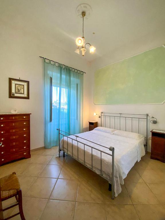 une chambre avec un lit et une grande fenêtre dans l'établissement Il Granaio del Barone, à Casal Velino