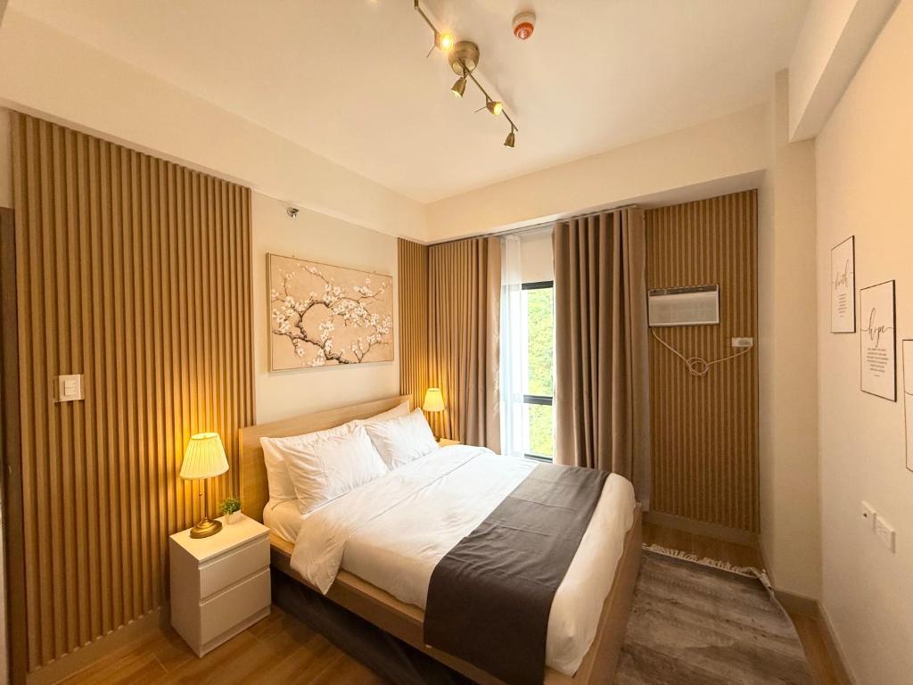 un dormitorio con una cama y una ventana en The Banyan Rest, en Balibaguhan