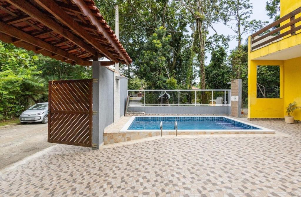 Πισίνα στο ή κοντά στο guaratuba beach house with pool