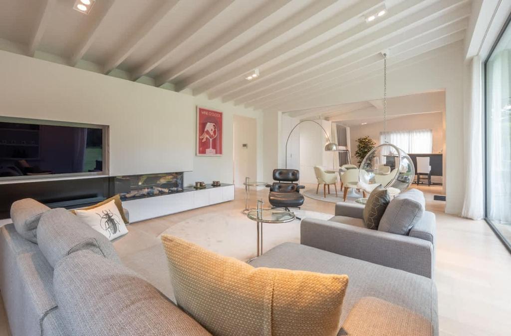 TV a/nebo společenská místnost v ubytování Elegant Guesthouse on Castle Domain near Bruges