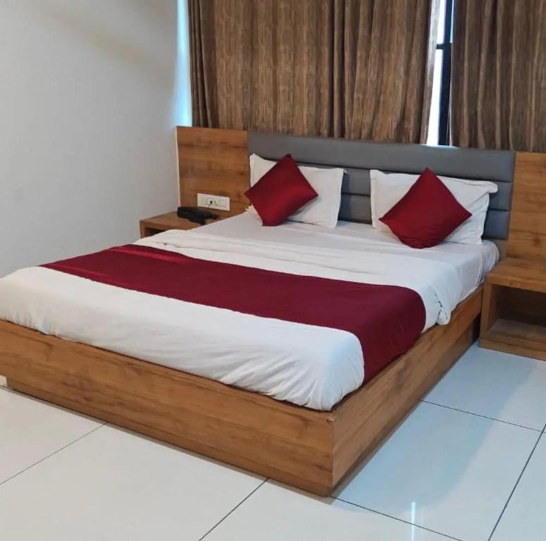 Postel nebo postele na pokoji v ubytování Hotel Madhav Palace