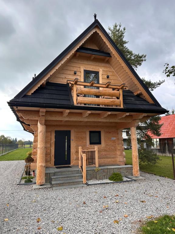 Blockhaus mit schwarzem Dach in der Unterkunft Chochołowski Zakątek in Chochołów