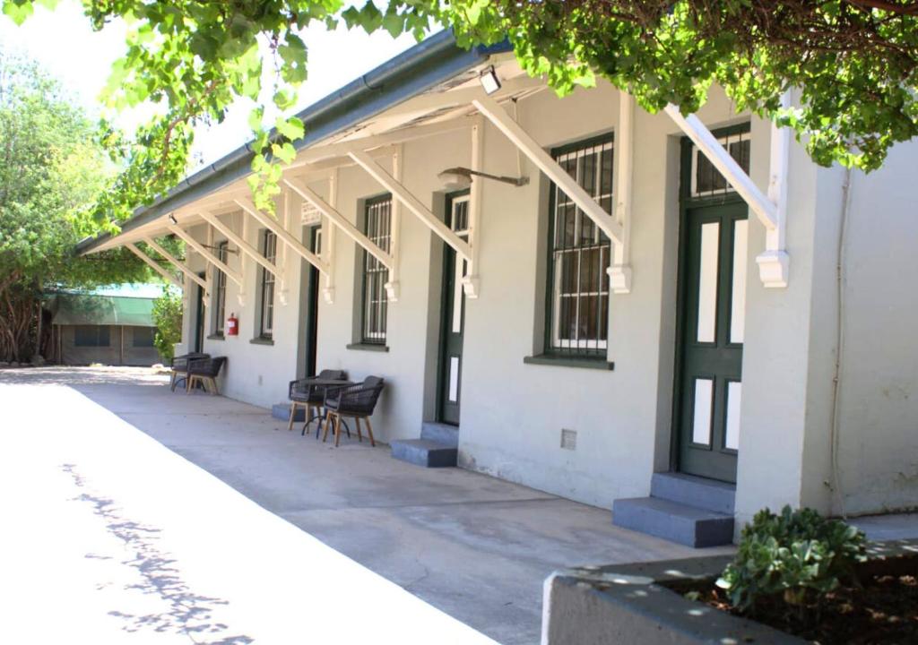 Το κτήριο όπου στεγάζεται  το κάμπινγκ