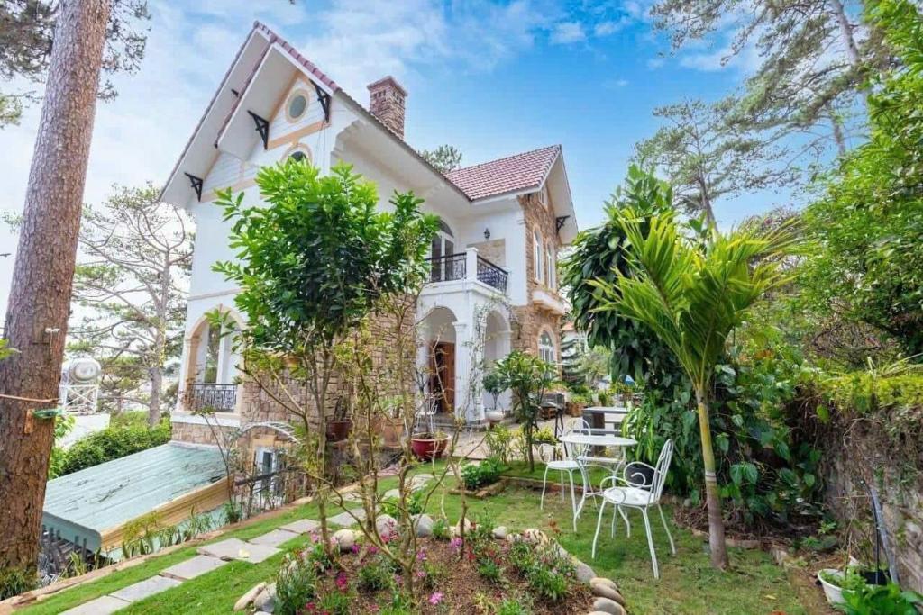 an exterior view of a house with a garden at Mây Hoa Tiên Relax - Villa in Xuan An