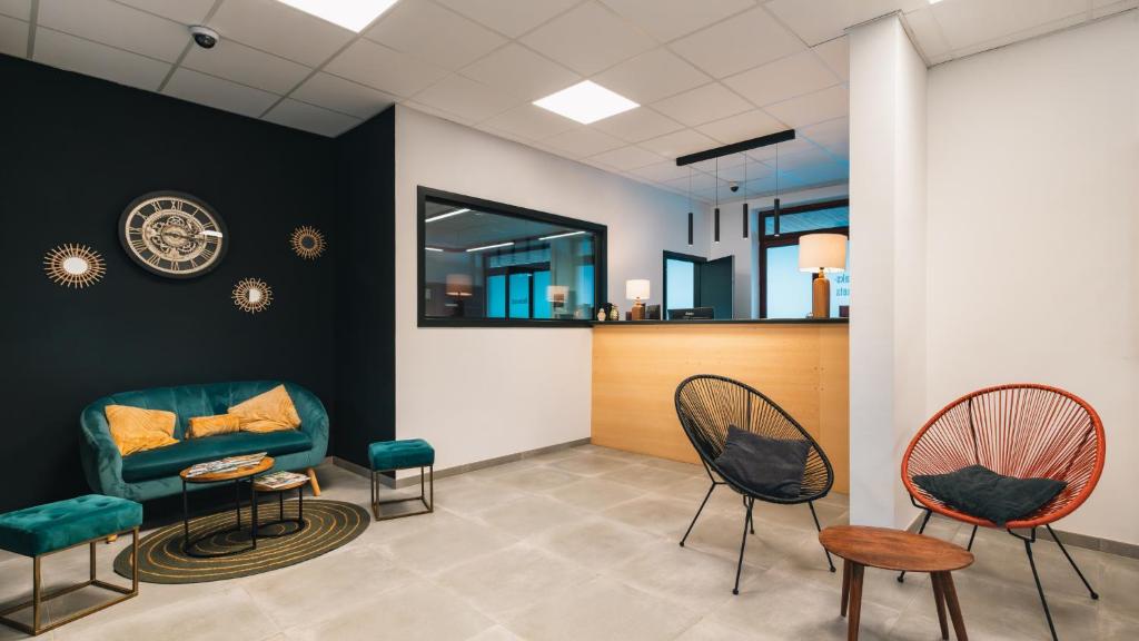 uma sala de espera com duas cadeiras e um sofá em Hotel Aquatel em Dinant