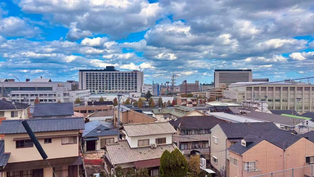 Blick auf eine Stadt mit Häusern und Gebäuden in der Unterkunft About 10 minutes to Fukuoka University Station 20 minutes to Tenjin hakata by subway in Fukuoka